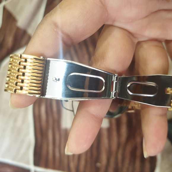 Authentic Guess women watch - Picture 5 of 6